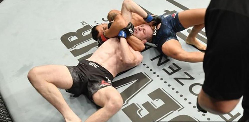 Bintang UFC Pingsan Dililit Anaconda Choke